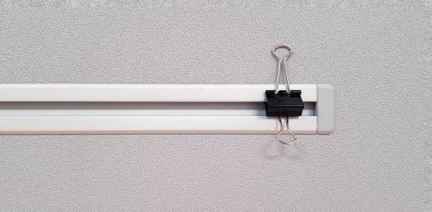 cimaises murales pour accrocher tableaux sans percer