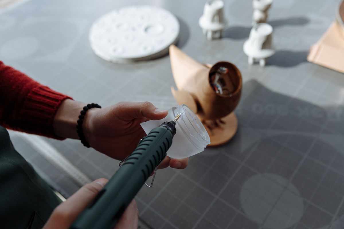 Manipulation d'un pistolet applicateur en atelier — Photo : Thirdman / Pexels