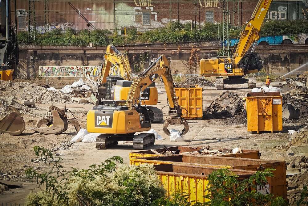 Bennes de tri séparées sur un chantier de démolition