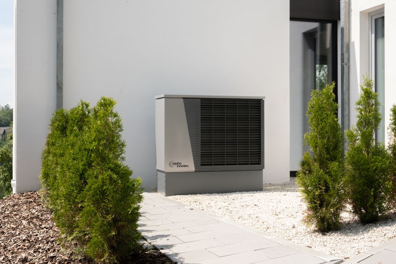 Unité extérieure de pompe à chaleur air-eau installée contre une façade