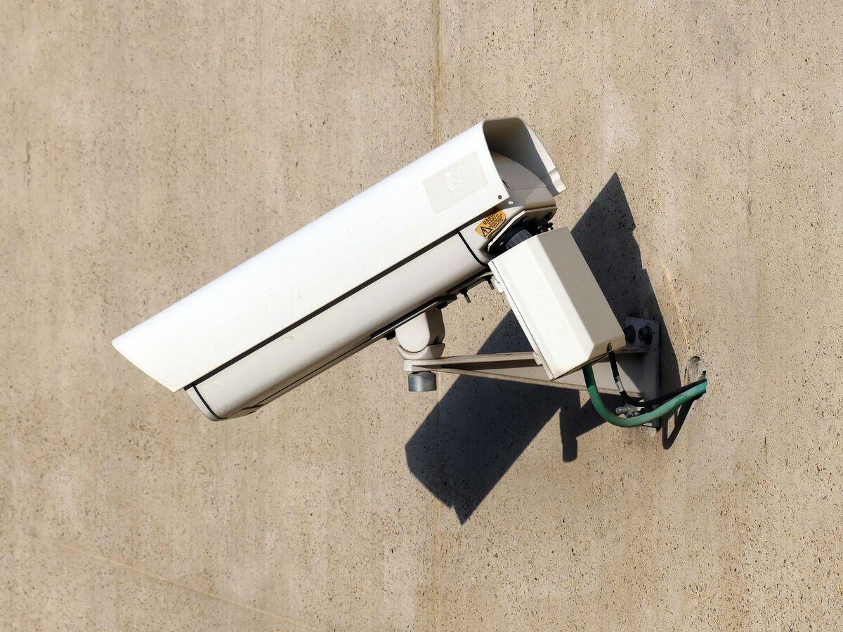 Caméra de surveillance extérieure fixée sur la façade d'un bâtiment inoccupé