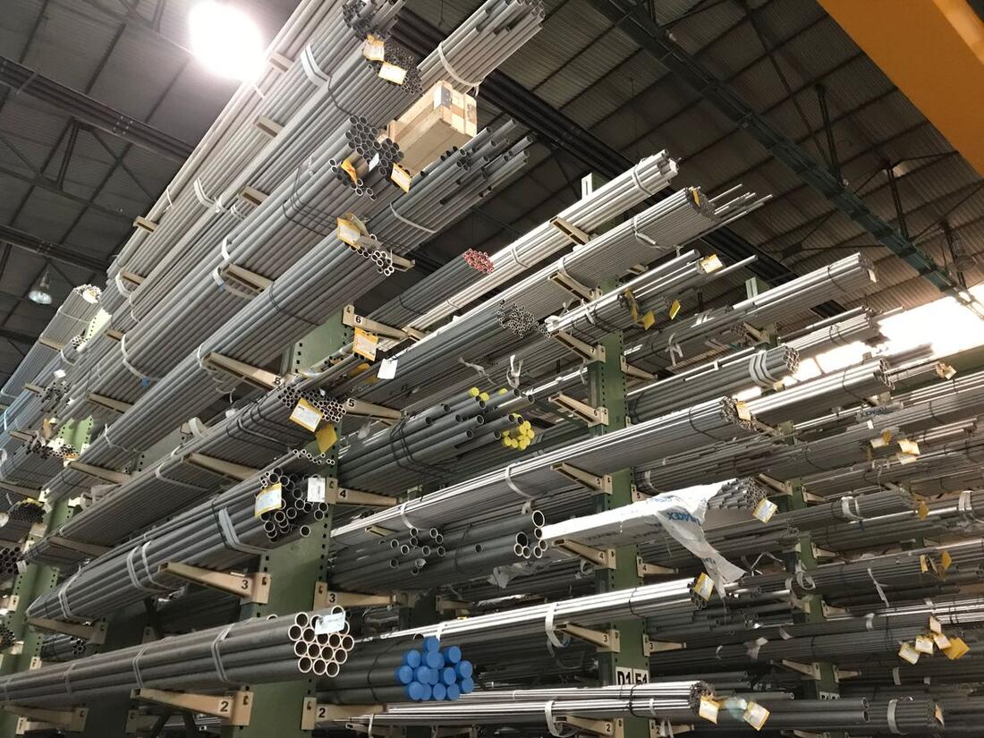 Tubes métalliques stockés sur les bras d'un rack cantilever